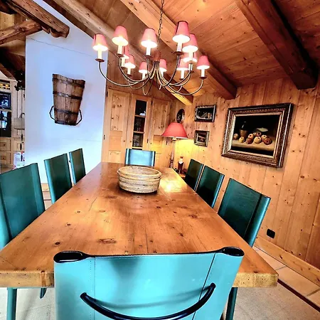 A Soulful Alpine Retreat In דירה