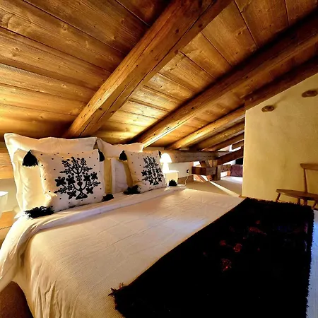 A Soulful Alpine Retreat In מגב
