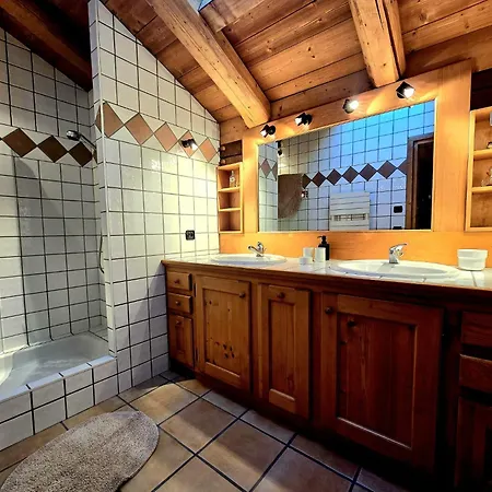A Soulful Alpine Retreat In דירה מגב