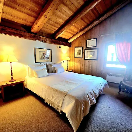 A Soulful Alpine Retreat In דירה