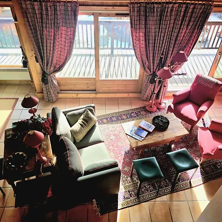 A Soulful Alpine Retreat In 아파트 *