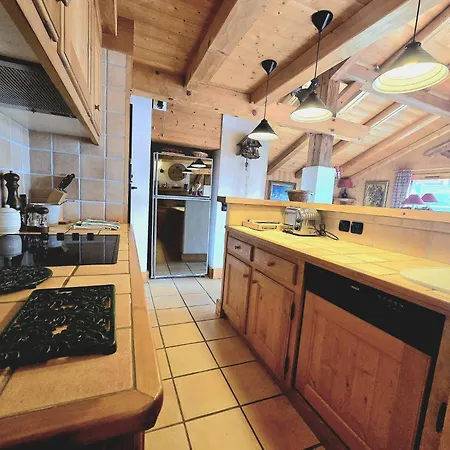 A Soulful Alpine Retreat In מגב